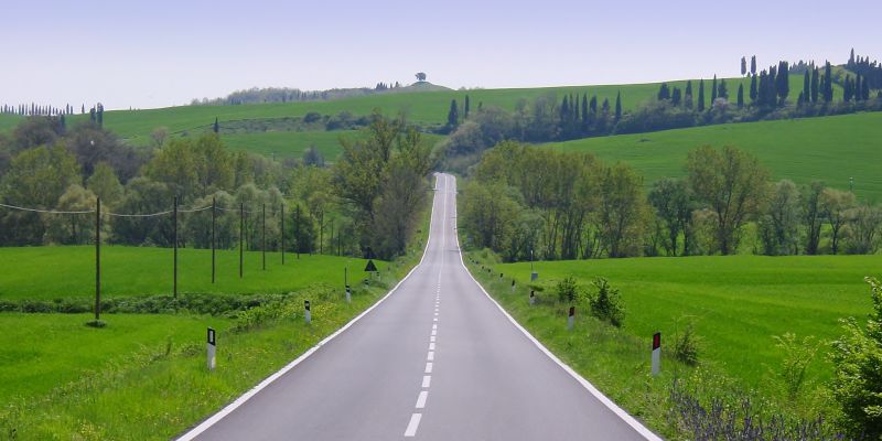 endless-road-across-tuscany-in-italy